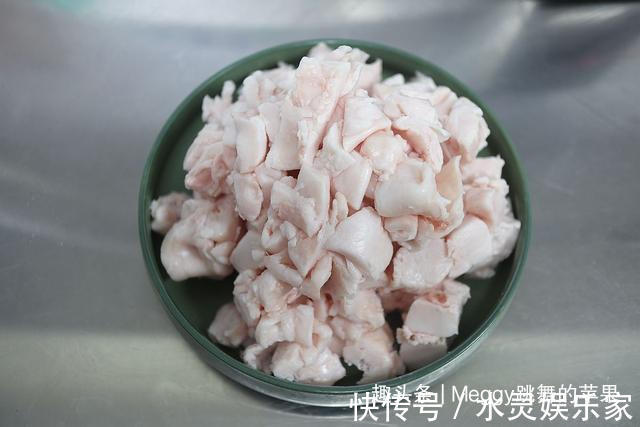 想要猪油熬得洁白，可别小看这碗凉水，熬得又快还有清香味