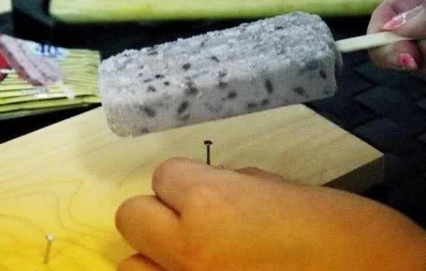 冰棍|这种来自日本的雪糕,你想咬着吃是不可能的,见过拿它来钉钉子吗