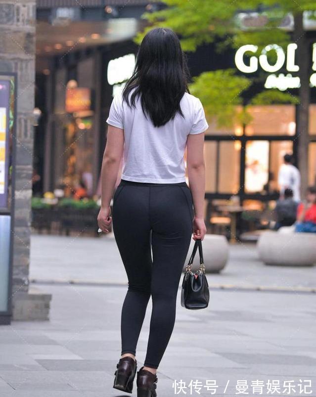 运动风 宽大的白色T恤配黑色打底裤,低调的运动风,让运动更高级