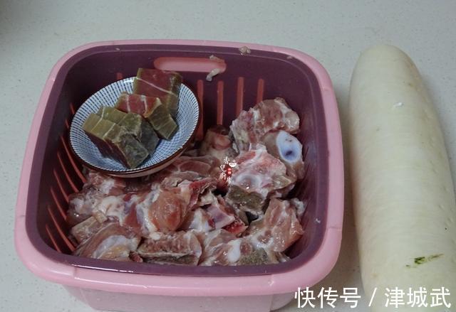 白萝卜|炖这道汤给家人喝,鲜美营养,应季而食