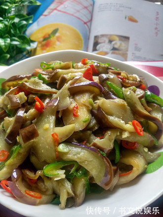 炒茄子先放油是大错特错,大厨教你1招,茄子不吸油还香嫩