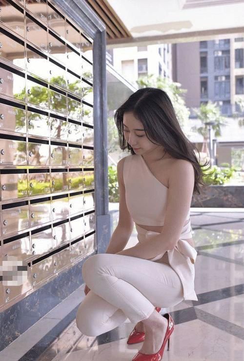 路人街拍：美女身材完美，很有气质