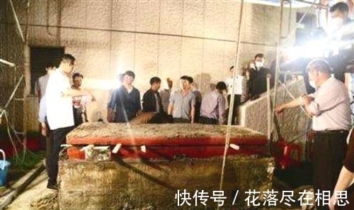 考古队@村民挖出一具800年水棺,开棺后却吓退考古队,专家大喊:有水银