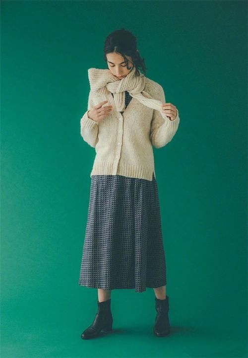 今年春天奶奶衫又“火”起来了，配裙子、裤子时髦减龄，还显气质