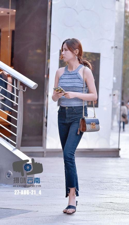 气质|街拍：牛仔裤时髦又修身显气质，风韵十足的小姐姐，性感迷人！