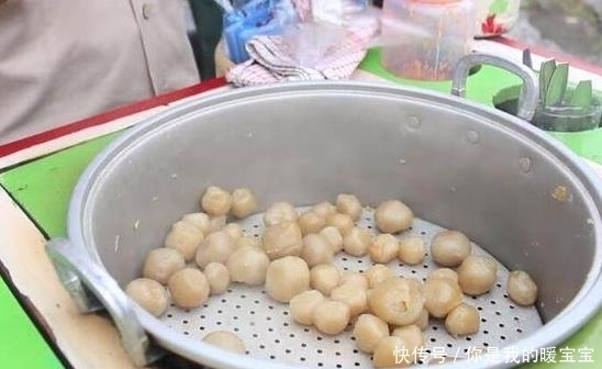 罕见|7旬老奶奶卖“罕见”小吃,生意火爆,月入过万连儿子都自愧不如