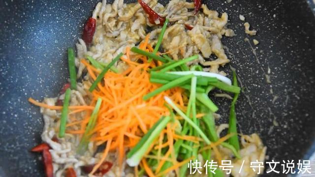 老厨师酒后揭秘：不论炒任何肉，只要多放一勺它，爽滑干脆不粘锅