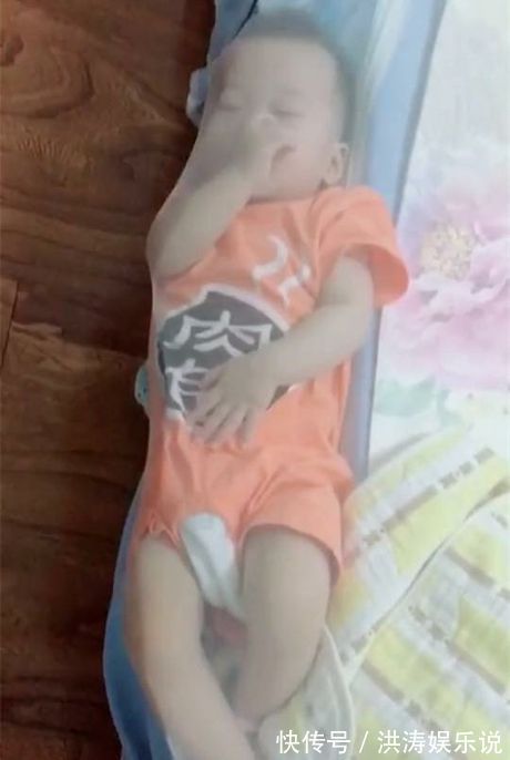 蚊帐|宝爸陪宝宝睡觉,床上不见宝宝踪影,看见宝宝后,宝妈又气又想笑