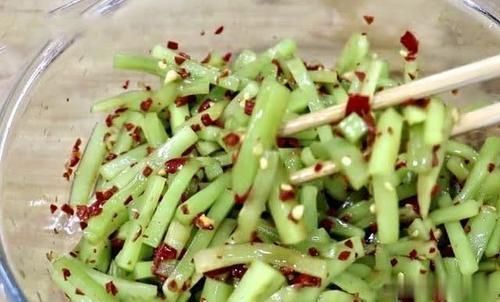  清脆|教你在家腌莴笋，简单几步就上桌，酸辣清脆，储存一周都不坏