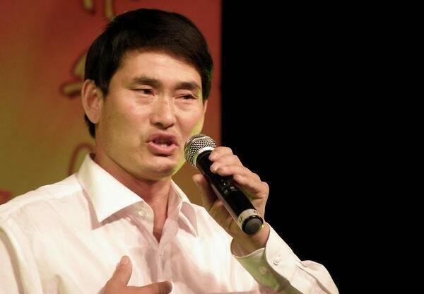 大衣哥被人砸门谩骂却不搬家,知道老油条套路多深,原因让人气愤