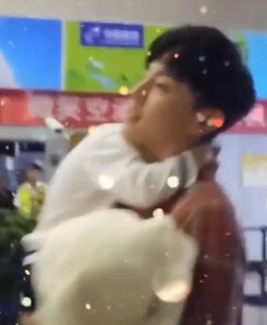 她是第一个邓伦主动“公主抱”,愿意秀恩爱,粉丝却不敢吃醋的女生