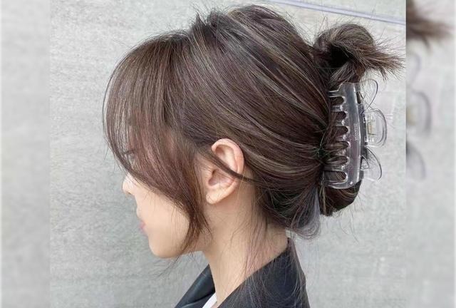 白发多最好别披肩,剪个法式刘海再扎个