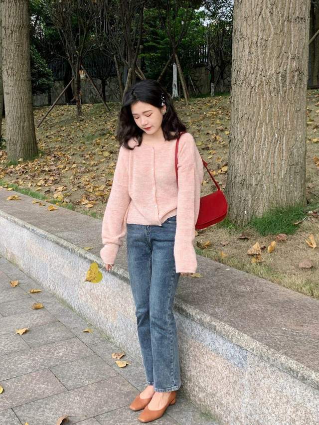 秋天|早秋的甜酷穿搭！针织开衫+牛仔裙，简约大方不做作，优雅又洋气