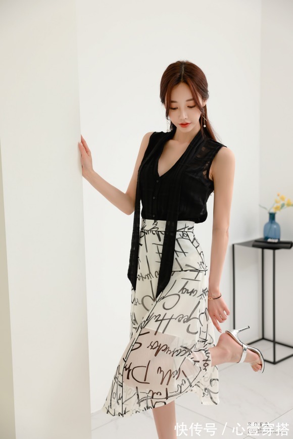 时尚|女神孙允珠高清时尚搭配:韵墨雪纺束领字母层叠无袖裙
