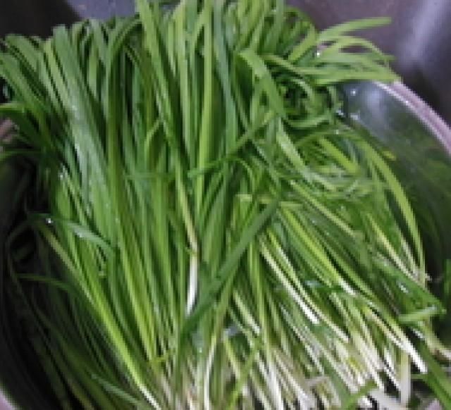 无油三鲜韭菜盒,皮薄馅大,配上一碗粥,早餐吃着超满足