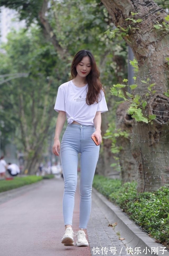 女生|宽松的白T恤搭配紧身牛仔裤,小姐姐正面看是青春,背面看是性感