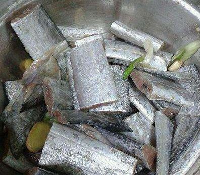 煎带鱼时，别再裹面糊了，这么做才是正确方法，外酥里嫩