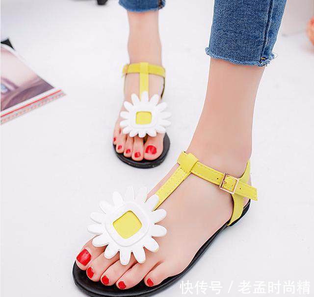 别总|别总穿累脚的高跟鞋,这六款平底凉鞋才最显气质,女人味十足