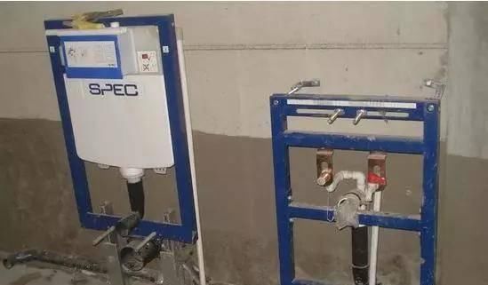 墙体|师傅在卫生间砌了半堵墙,邻居看后竟赖着不走,非要师傅去她家装