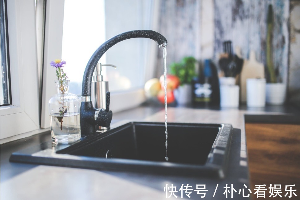 烂根|养花浇水要格外注意，三种水不能用，越浇花卉长得越差，烂根黄叶