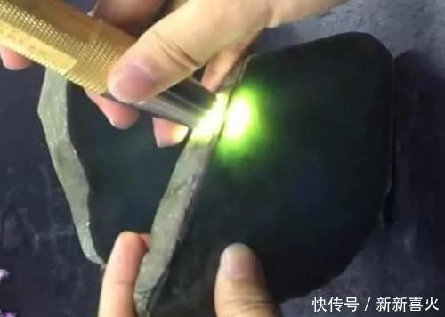 皮壳|花3万5买下一块原石,却连手镯都取不出,只能勉强做几块牌子
