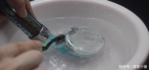 水垢|把牙膏挤到淋浴喷头上,一年能省下不少钱,解决了很多家庭的困扰