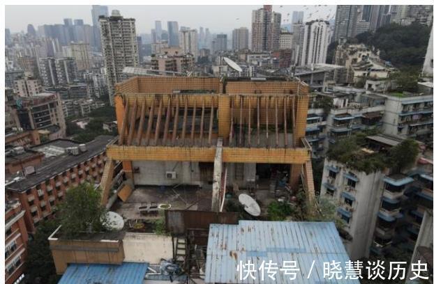 楼层|滚滚红尘：恶霸上门闹事，欺负姑娘没靠山，哪料姑娘一招吓跑他