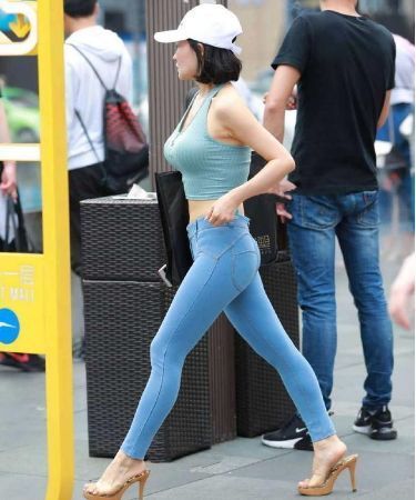 街拍成熟性感的辣妈,穿上了紧身牛仔裤,女人风韵味十足