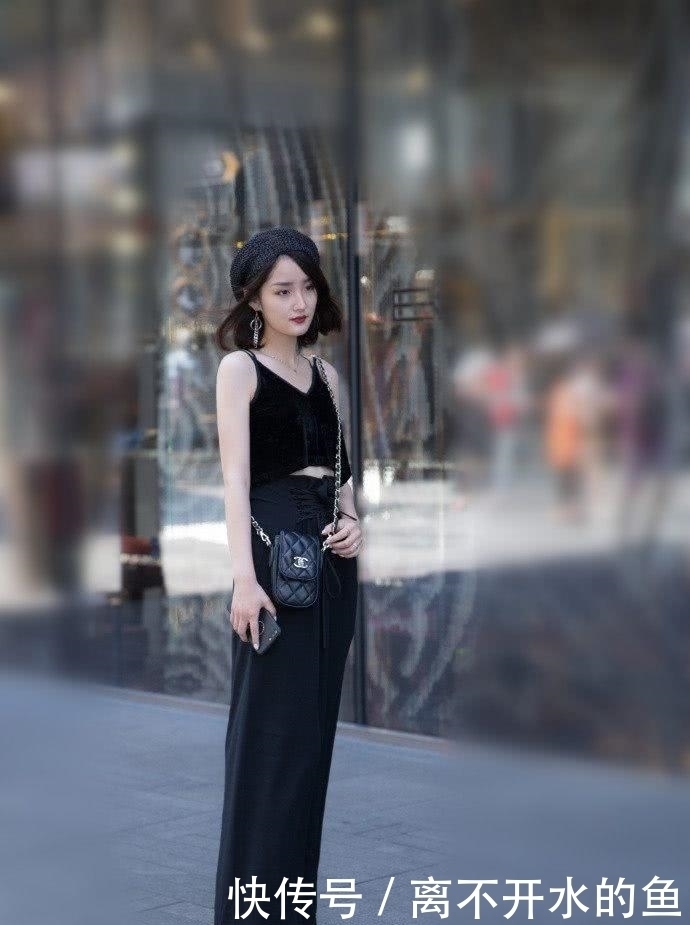 穿着|街拍妩媚迷人风情万钟的小姐姐,穿着简约又时尚性感又撩人