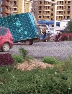 |搞笑GIF:昨天领女友回家吃饭,只顾着看她了,全家人大气都不敢喘一下