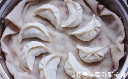 热腾腾的蒸饺，分分钟就搞定，这样和面又薄又筋道，上桌准吃光