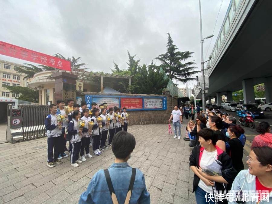 明日绽辉煌|喜迎明日绽辉煌！青岛各校学生欢庆中考胜利