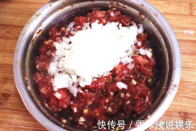 厨师|牛肉洋葱馅好吃的秘诀,教您老厨师的配方,鲜嫩多汁,真解馋
