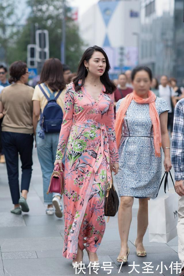 美女街拍花色鲜亮的长裙，鲜亮又充满生机活力的印花设计，自信随性的美