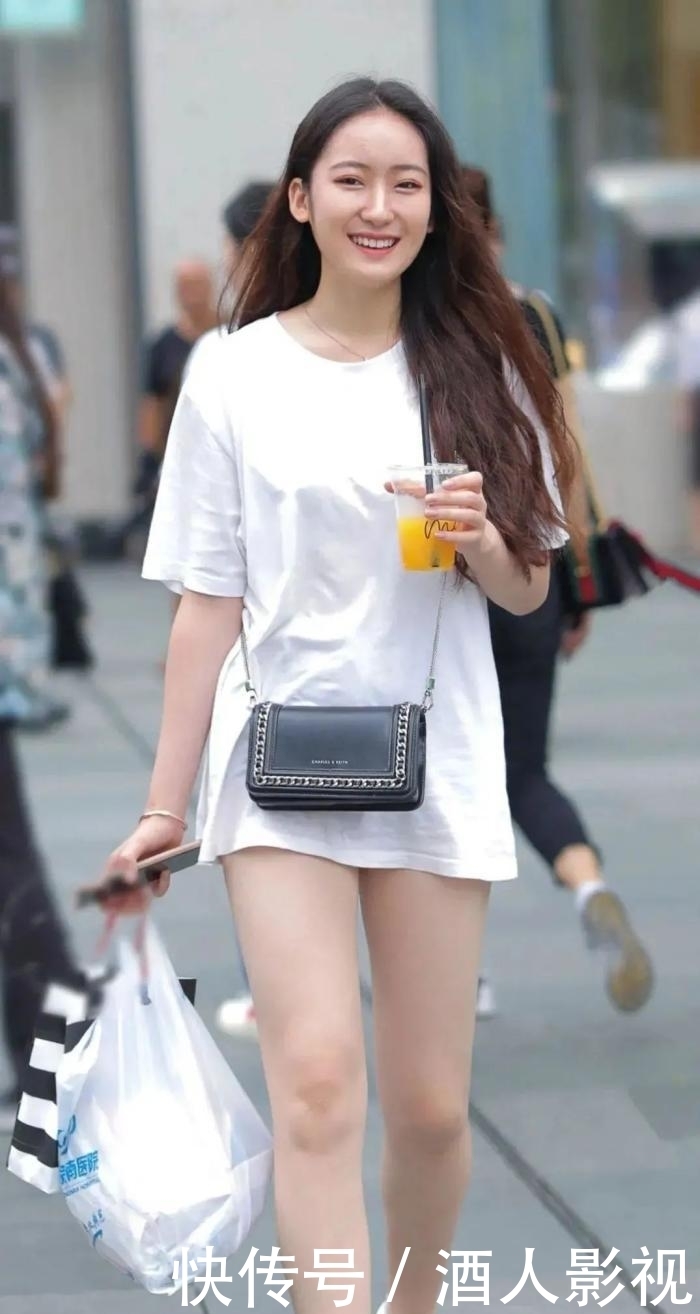 小姐姐的白T恤足够简约,典型下装消失法的搭配,好白啊