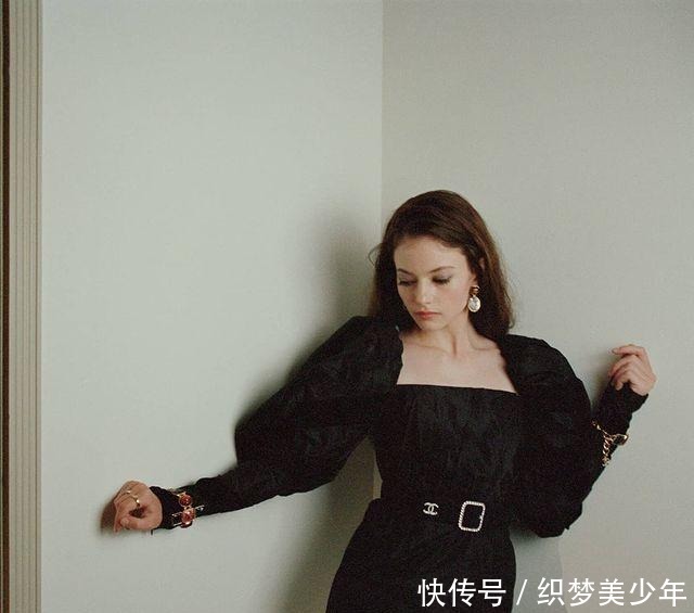 麦肯吉·弗依|小仙女麦肯吉·弗依从小美到大，明眸皓齿，穿香奈儿礼服很贵气！