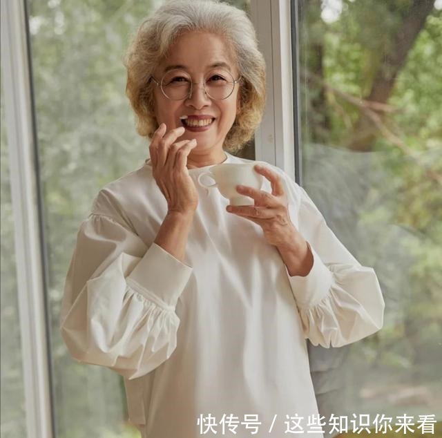 颜色 别说老年人不懂时尚！看看这些奶奶的“穿衣经”，真是越老越优雅！