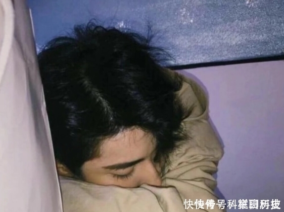 最令男生“恶心”的3大发型,女生别以为很有魅力了,异性缘都躲着你