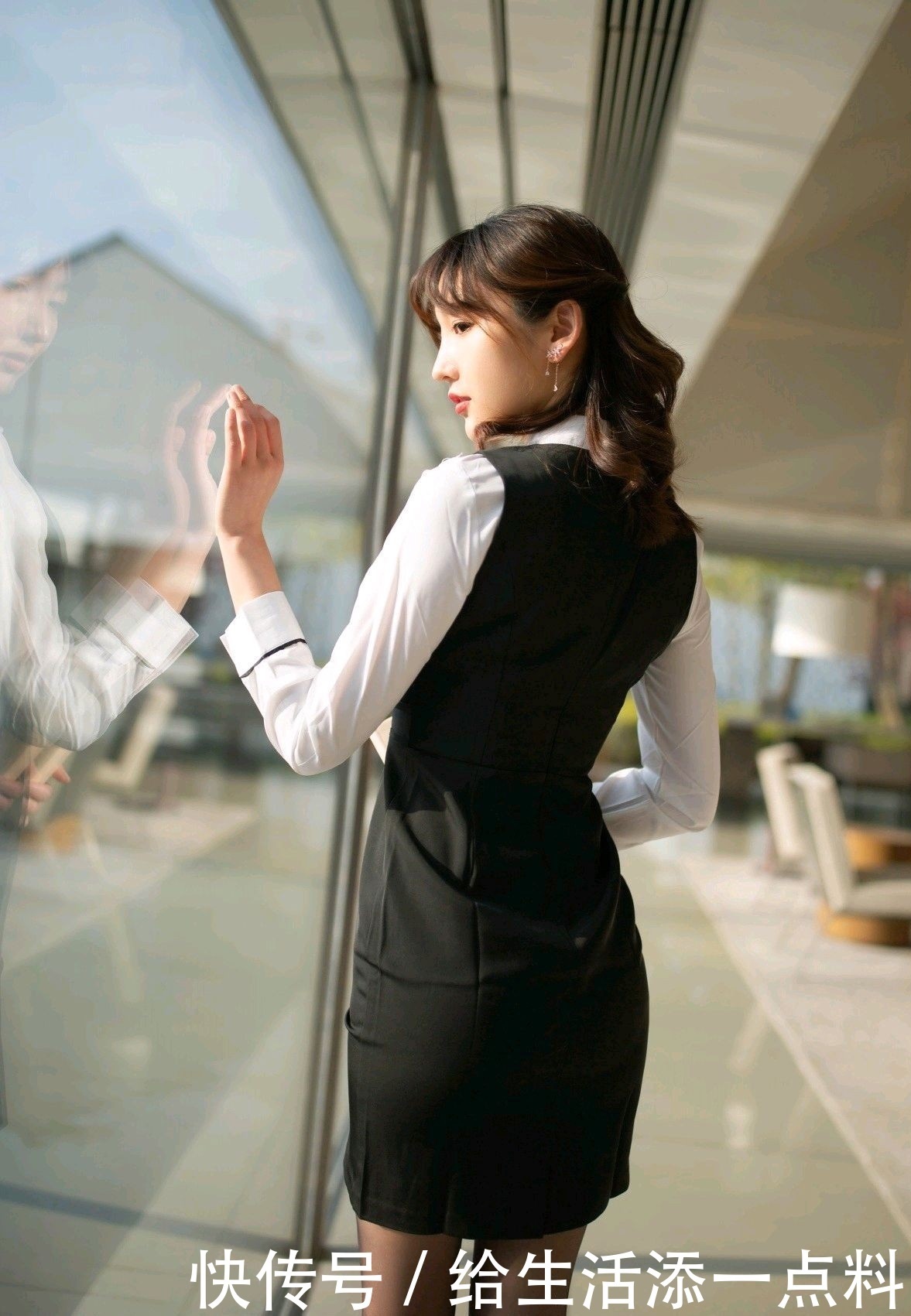 上班族气质穿搭:靓丽美女白色衬衫搭配黑色马甲裙时尚有气质