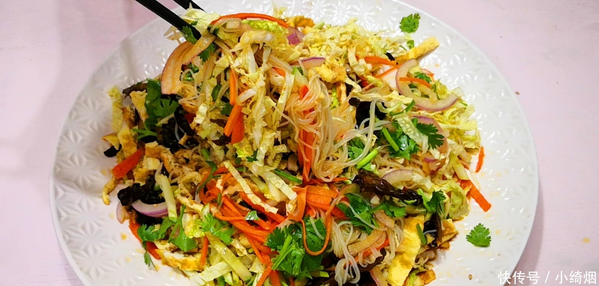 白菜别只炖和炒了,加2个鸡蛋,比吃肉还香,上桌汤汁都不剩,香