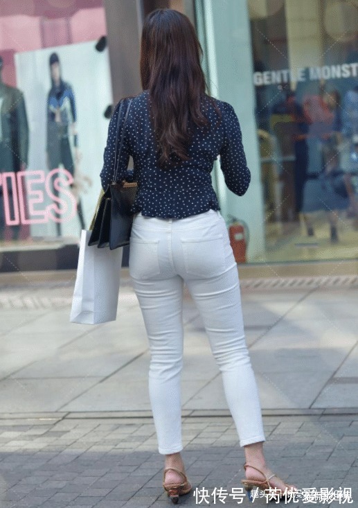 美女 蓝色波点上衣搭配白色休闲裤，活力满满，美丽又动人