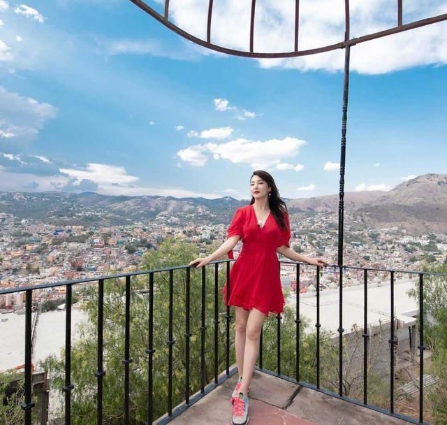 身材|张雨绮身材丰满又会穿,一袭黄色露肩连衣裙甜美减龄,又被惊艳了