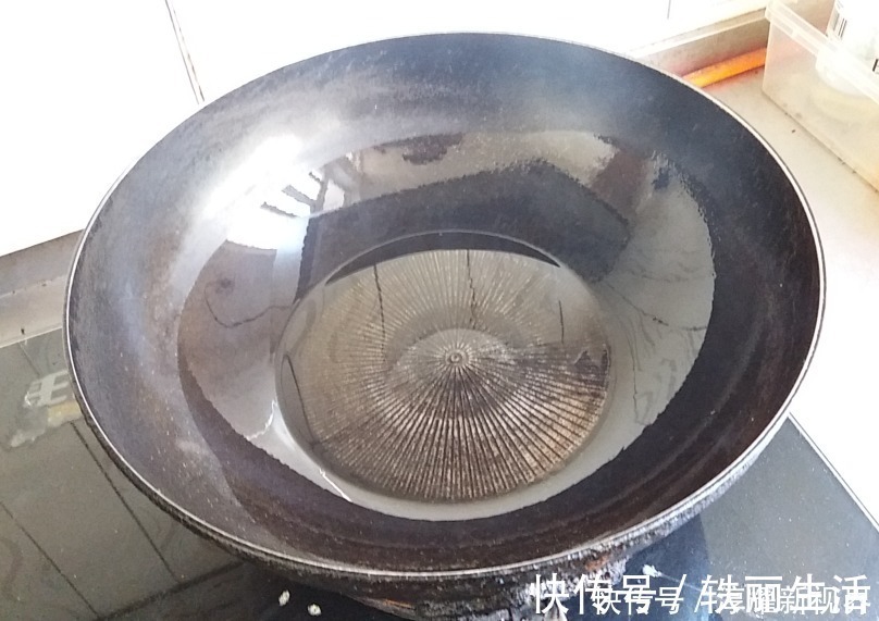 无论煎鱼或煎豆腐，直接用油煎就错了！多做1步，不粘锅不破皮