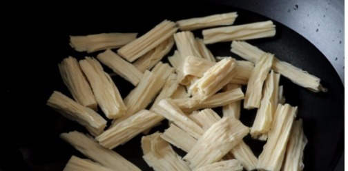 腐竹|香菇便宜又好吃,配上腐竹这样做,汤汁浓郁味道鲜美,特别下饭