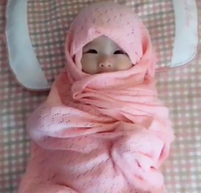 午觉|妹妹睡午觉把被子踢了,哥哥怕妹妹冷裹成“粽子”,网友:萌化了