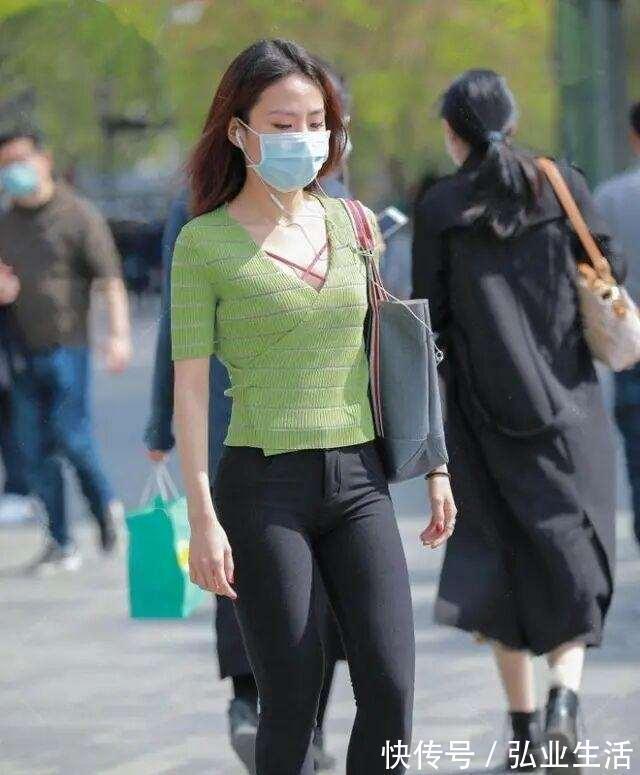 v领|美女一袭简约的瑜伽裤，容易让人挑花眼，气场全开