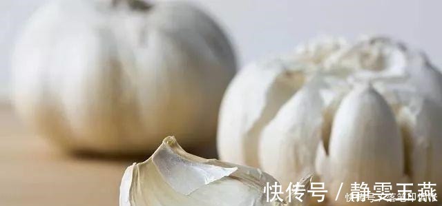 蜂蜜|别再醋泡大蒜了!大蒜加它,养肝补肾,60岁的人肾似小年轻!