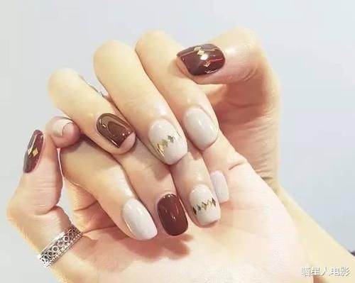 谁说棕色太老气？这几款棕色美甲，每个都能美出新高度！