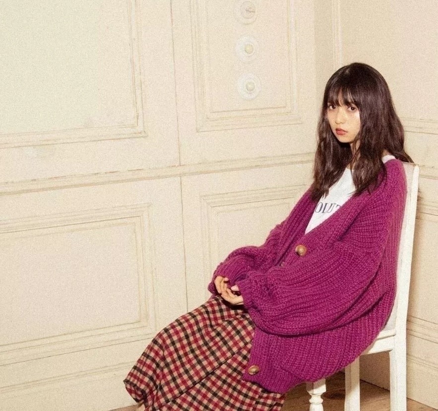 减龄 今年很流行“奶奶衫”，看似显老，穿上却很减龄，百搭不挑人