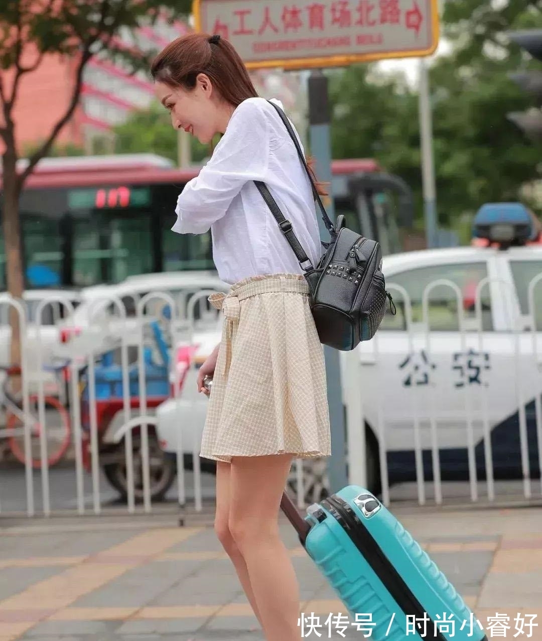 衬衫 开学入校时尚穿搭,宽松衬衫+小格子半身裙,清新减龄更具美感